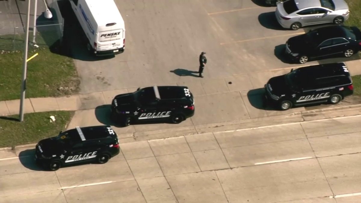 Off-duty police officer shot in south suburban Oak Lawn