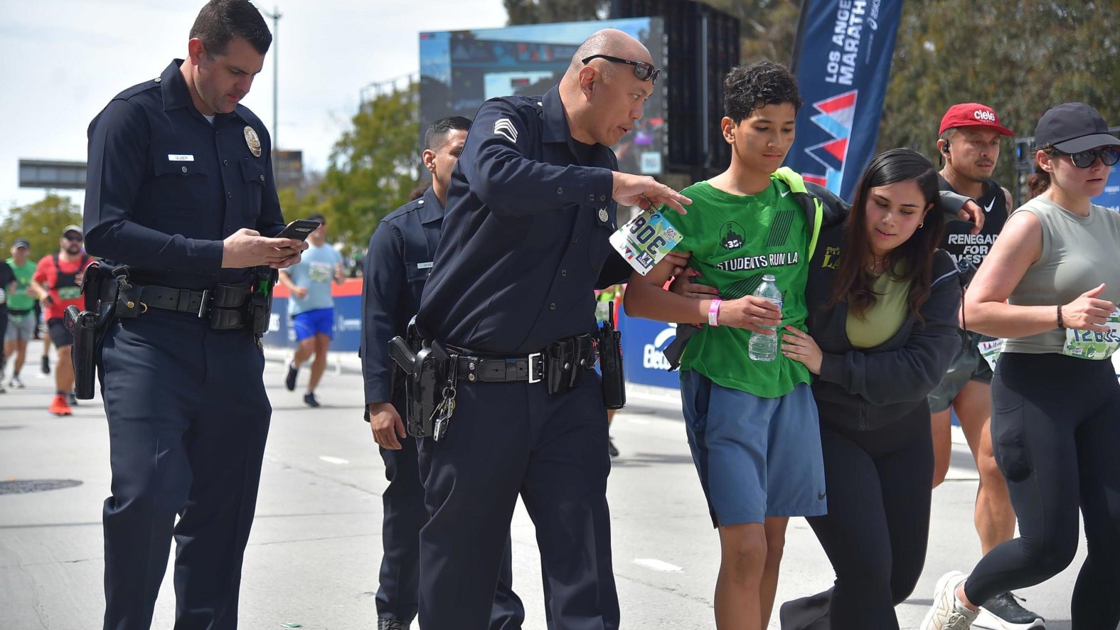 LAPD Sergeant helps carry young runner to LA Marathon finish NBC Chicago