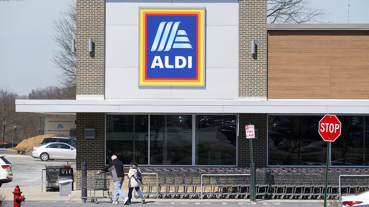 Perusahaan grosir ALDI yang berbasis di Illinois memangkas harga ratusan item musim panas ini – NBC Chicago