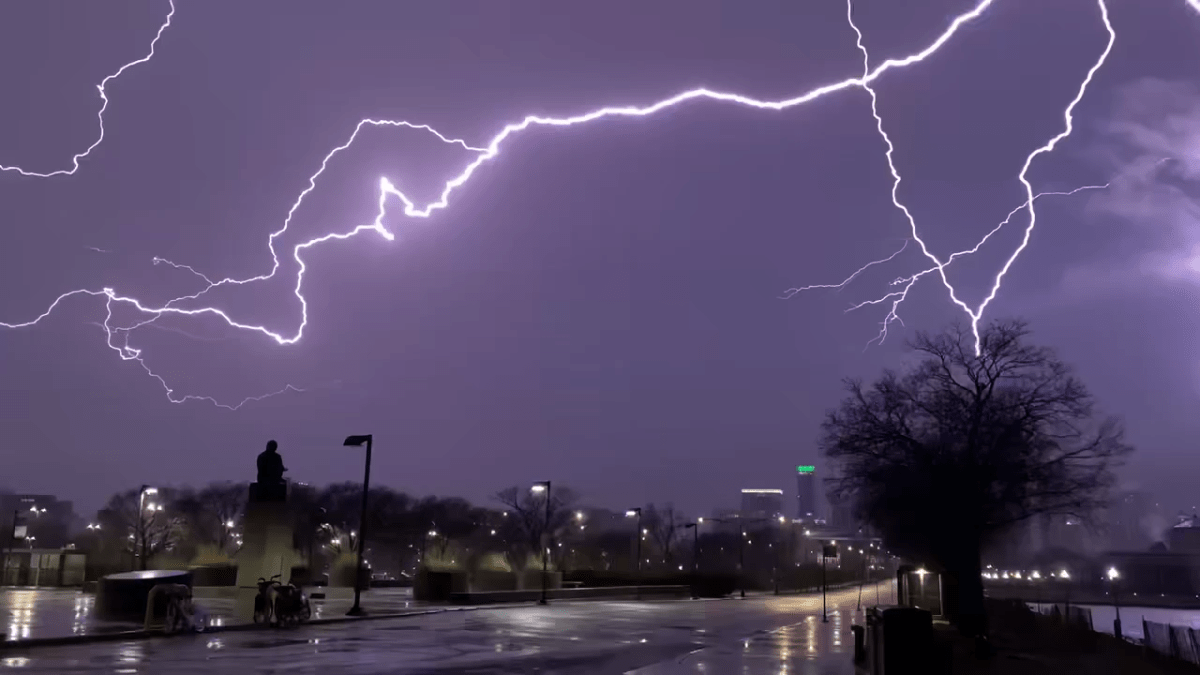 Chicago earthquake Loud claps of thunder sound across area during