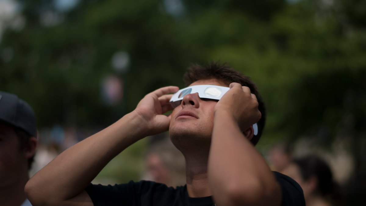 Amazon i sprzedawcy detaliczni ze Środkowego Zachodu wycofują niektóre okulary do zaćmienia słońca – NBC Chicago