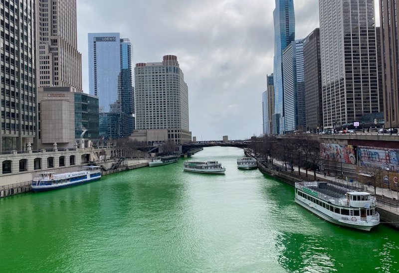 How long does the Chicago River dyeing last, and is it still green