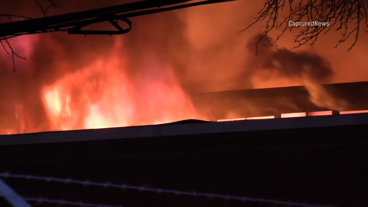 芝加哥消防员在近西区金属回收设施与煤气为燃料的大火中进行激烈战斗