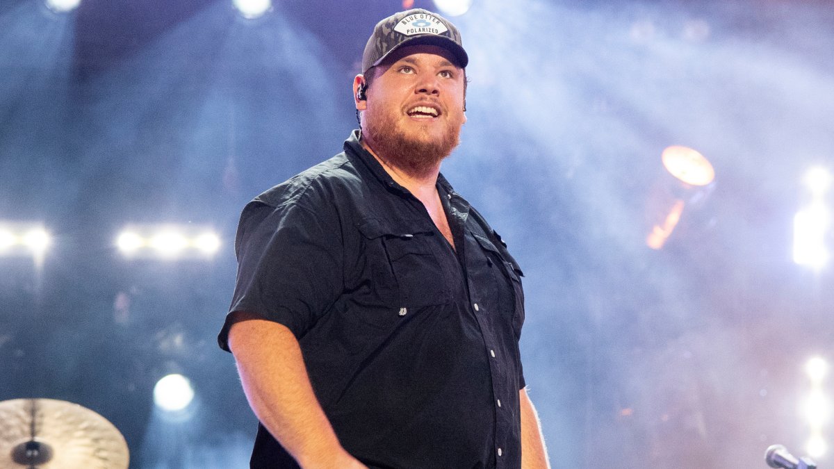 Luke Combs visits popular tourist attraction in Chicago, refuses to go on Luke Combs visits popular tourist attraction in Chicago, refuses to go on