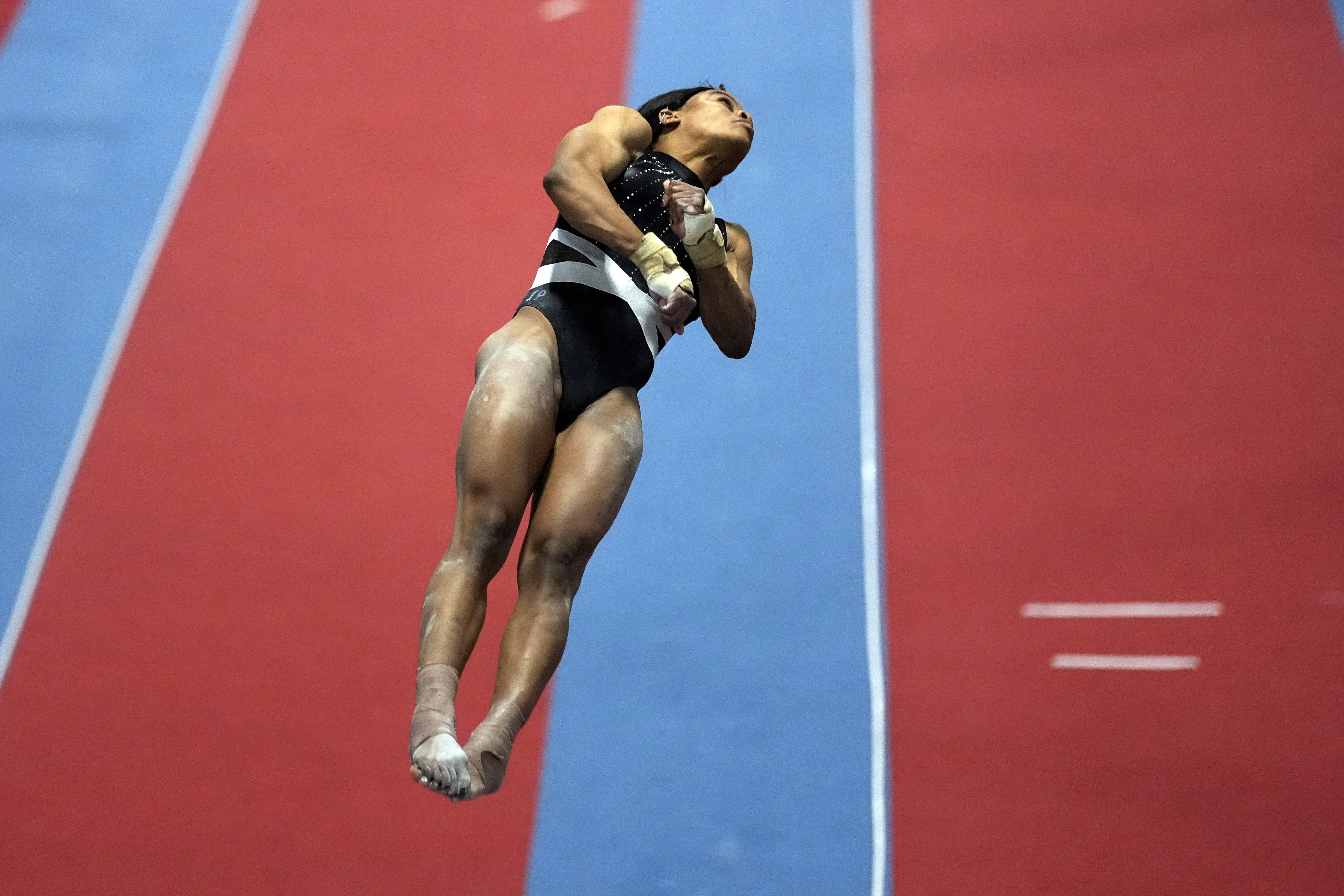 2012 Olympics champ Gabby Douglas competes after 8 years – NBC Chicago - Vimarsana News