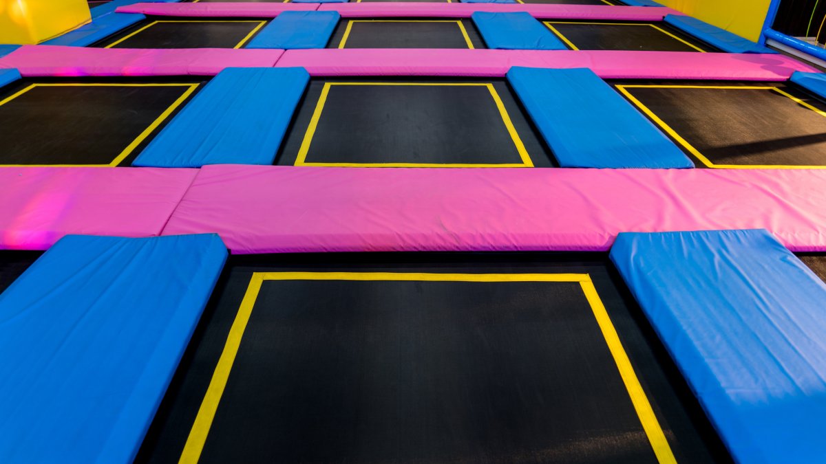 A dad records his young son's interaction with teens at the trampoline park, and people are loving it - Vimarsana News