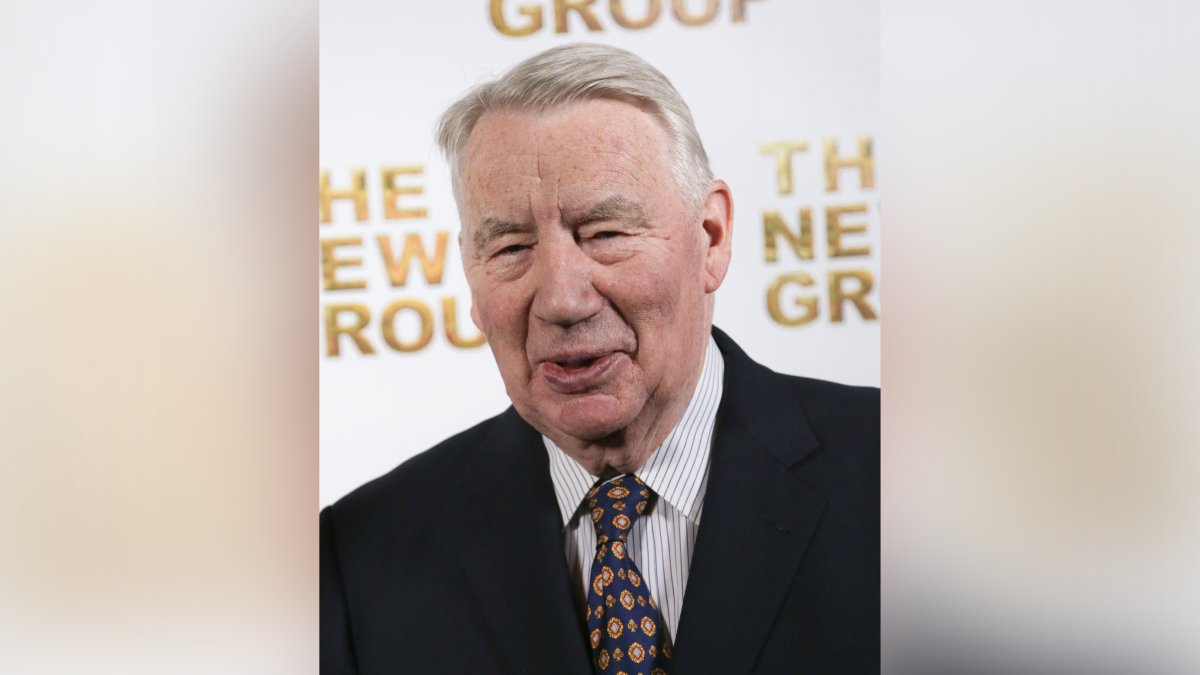 Robert MacNeil, creator and first anchor of PBS 'NewsHour,' dies at 93 – NBC Chicago - Vimarsana News