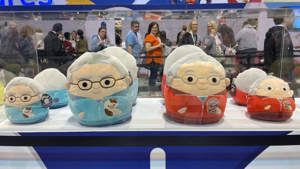 Warren Buffett's shopping extravaganza kicks off with Squishmallows pit, 'Poor Charlie's Almanack' – NBC Chicago - Vimarsana News