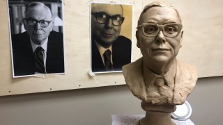 Artist Yu Shu creates sculptures of Charlie Munger.