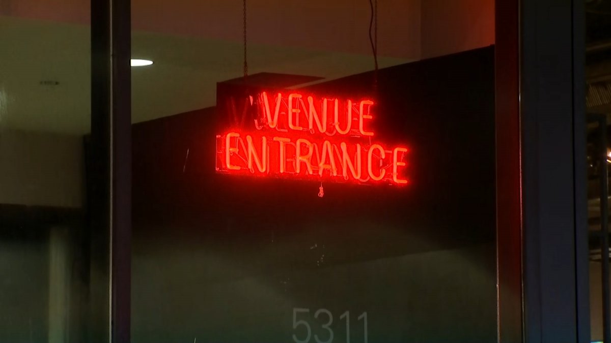 Person shot, runs into popular Hyde Park venue for help