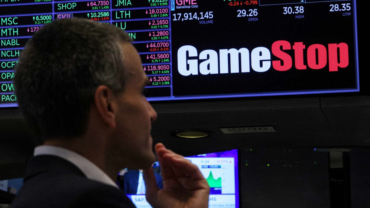 GameStop closes more than 12% lower after annual meeting fails to offer details on firm's strategy