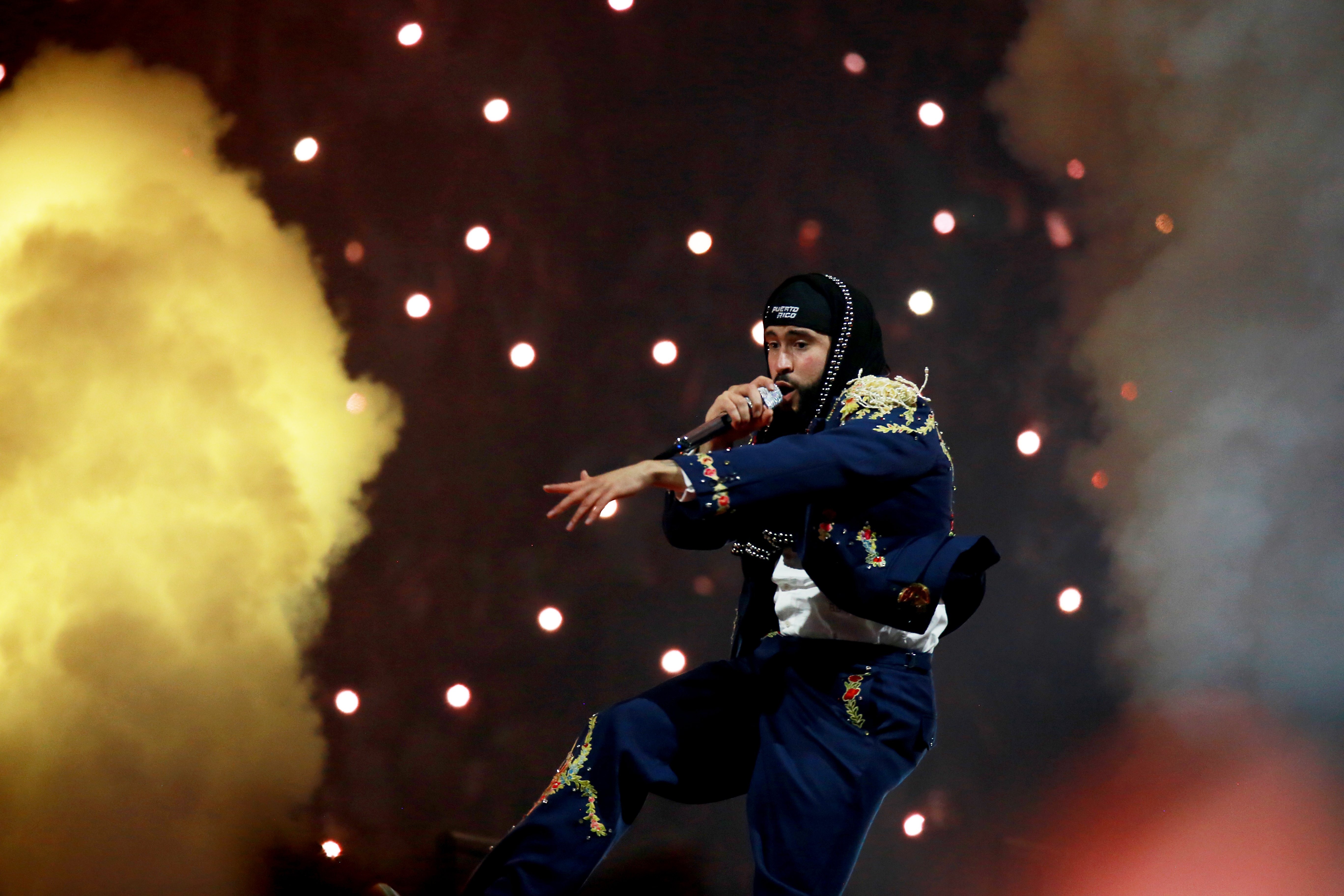 Bad Bunny and dancer get stuck in onstage wardrobe malfunction - Vimarsana News