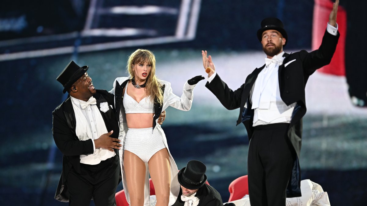 Travis Kelce has best reaction to Taylor Swift cutout at London bar