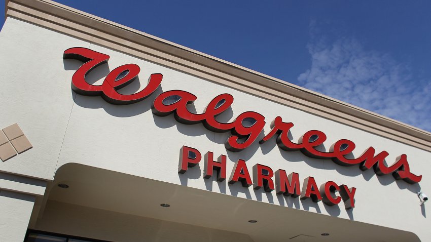 HOMESTEAD, FL- 17 DE FEBRERO: Un cartel se ve en una tienda Walgreens el 17 de febrero de 2010 en Homestead, Florida. Hoy, Walgreen Co. anunció planes para comprar otra compañía de farmacias, Duane Reade, por $ 618 millones en efectivo. (Foto de Joe Raedle/Getty Images)