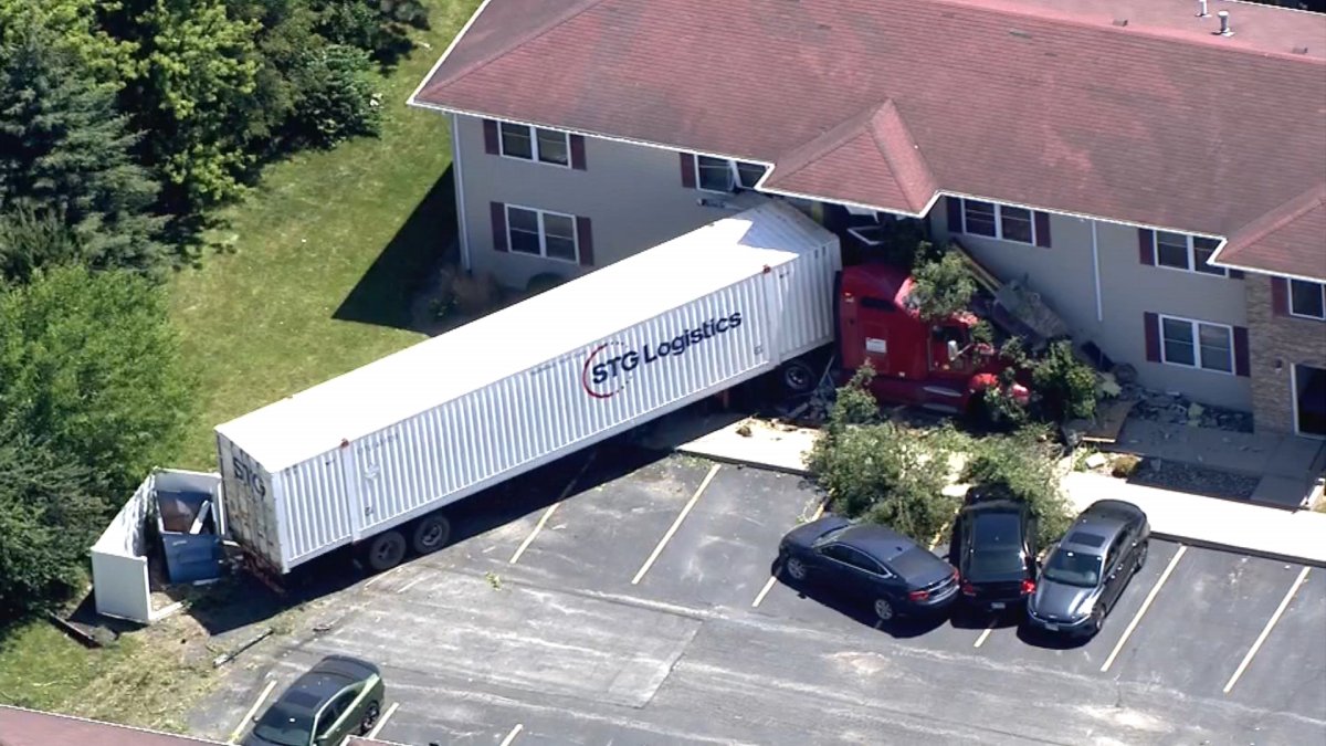 Semi smashes into Grundy County apartment building
