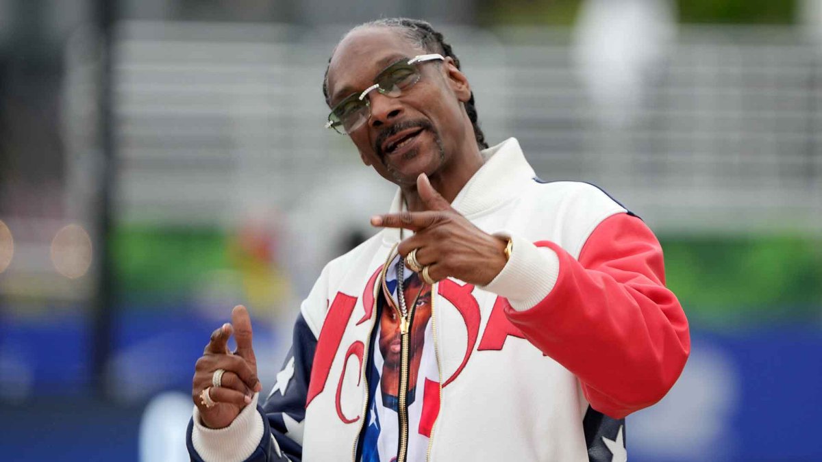 Michael Phelps teaches Snoop Dogg how to swim NBC Chicago