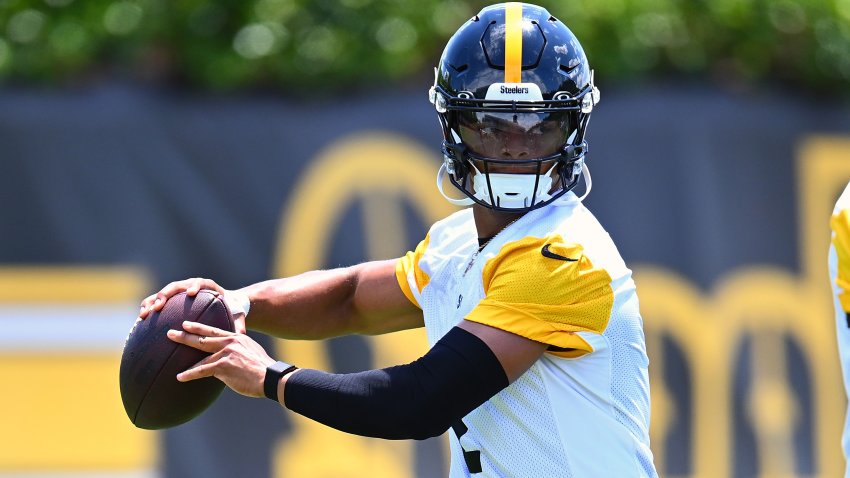 PITTSBURGH, PENNSYLVANIA – JUNE 6:  Justin Fields #2 of the Pittsburgh Steelers throws a pass during the Pittsburgh Steelers OTA offseason workout at UPMC Rooney Sports Complex on June 6 2024 in Pittsburgh, Pennsylvania. (Photo by Joe Sargent/Getty Images)