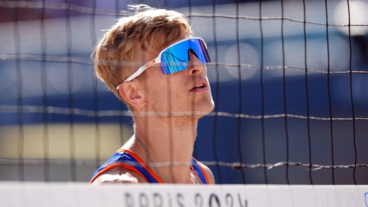 Dutch beach volleyball player, once convicted of rape, booed in game