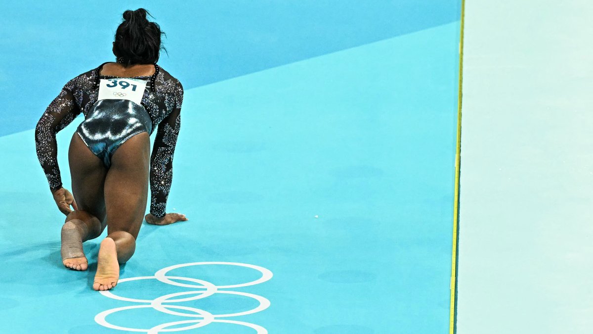 Simone Biles crawled on the floor with injury just moments before nailing  an epic vault routine