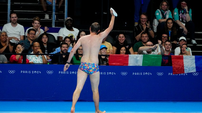Jul 28, 2024; Nanterre, France; The crowd cheers for a man who retrieved Emma Weber’s (USA) swim cap from the pool during the women’s 100-meter breaststroke preliminary heats during the Paris 2024 Olympic Summer Games at Paris La Défense Arena. Mandatory Credit: Rob Schumacher-USA TODAY Sports