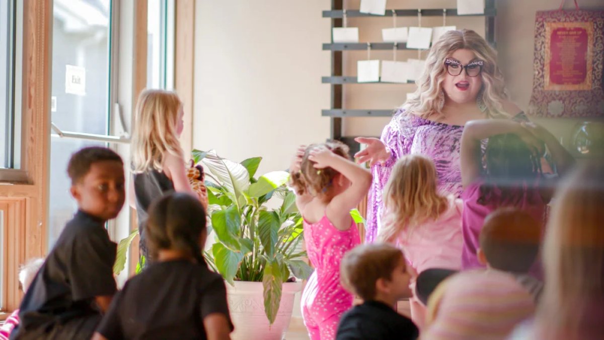 Short documentary “It’s Okay” looks at Drag Story Hour from the perspective of children – NBC Chicago