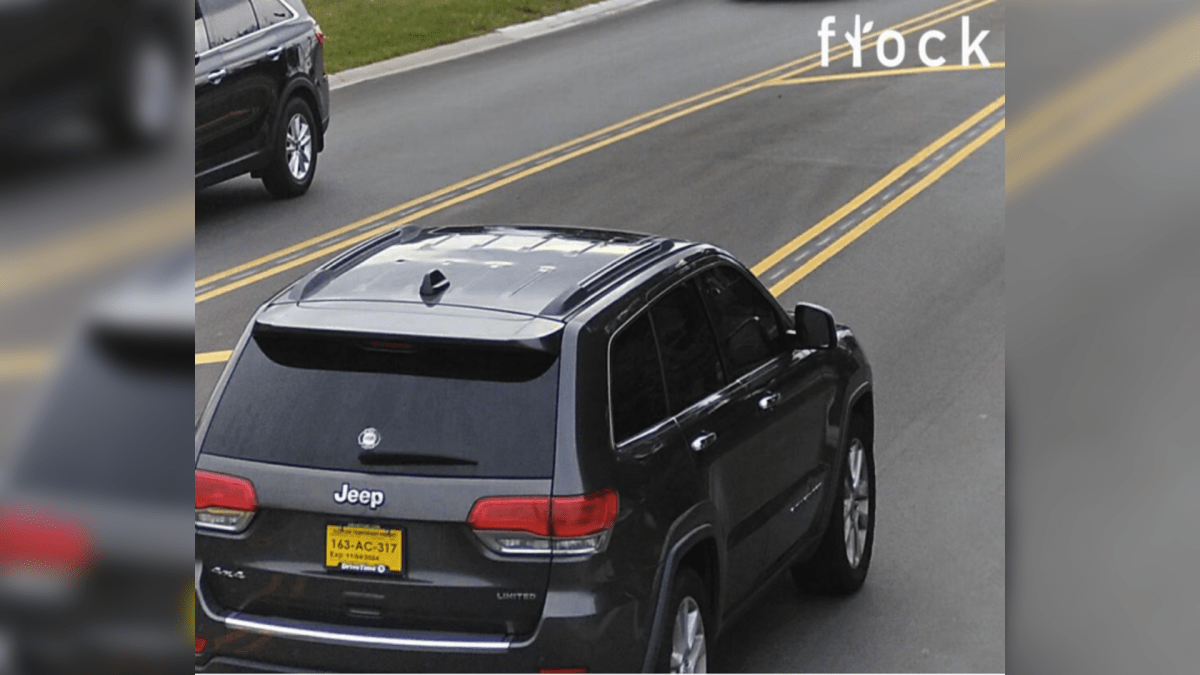 Suspects, vehicle sought in south suburban convenience store robbery