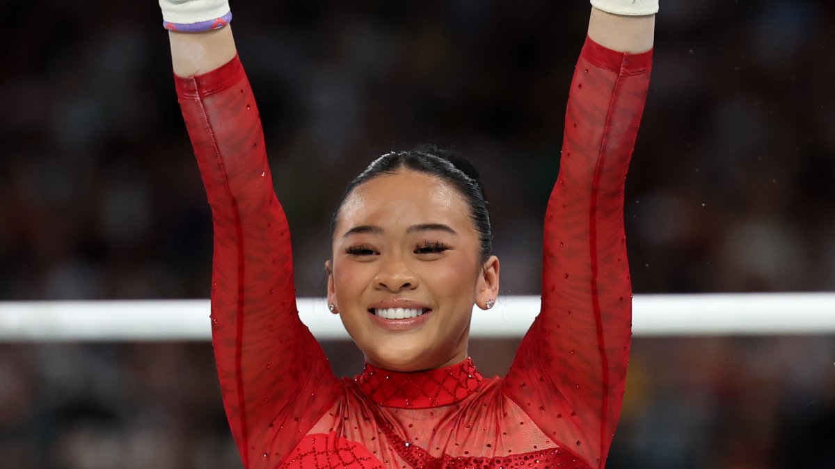 Watch Suni Lee’s medalwinning uneven bars routine NBC Chicago