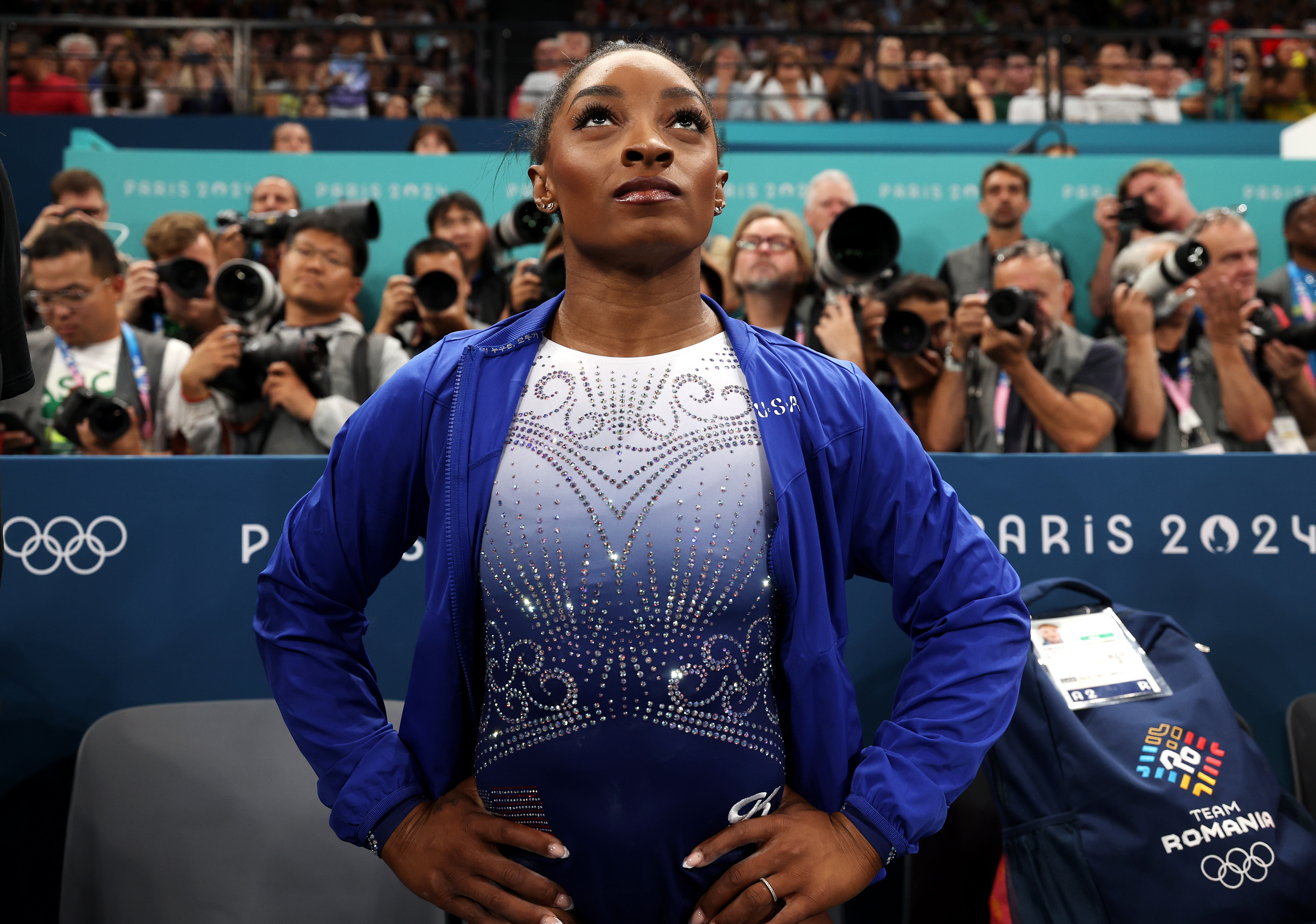Simone Biles fell off balance beam in final routine. What happened