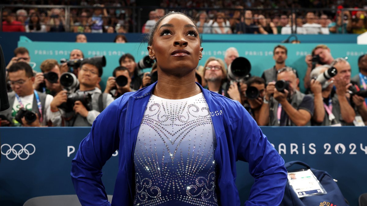Simone Biles fell off balance beam in final routine. What happened