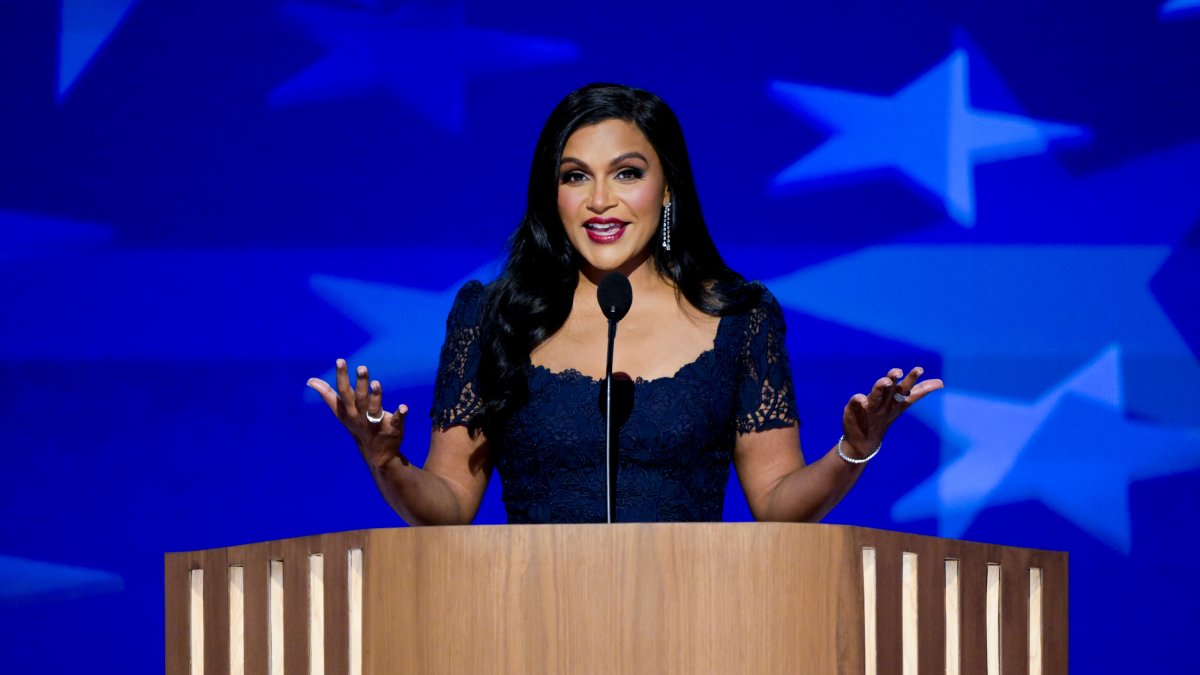 Mindy Kaling sends message to Ben Affleck at DNC in Chicago following divorce news