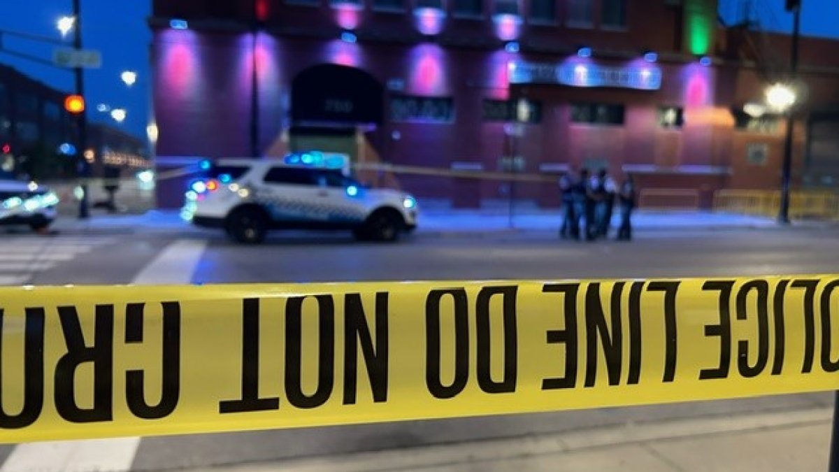 4 shot, 1 critically, during argument inside Chicago club, police say