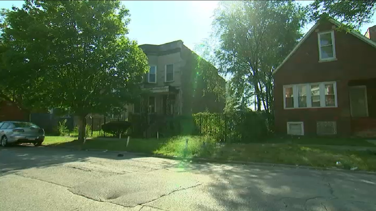 Woman fatally shot while fleeing gunmen in Chicago