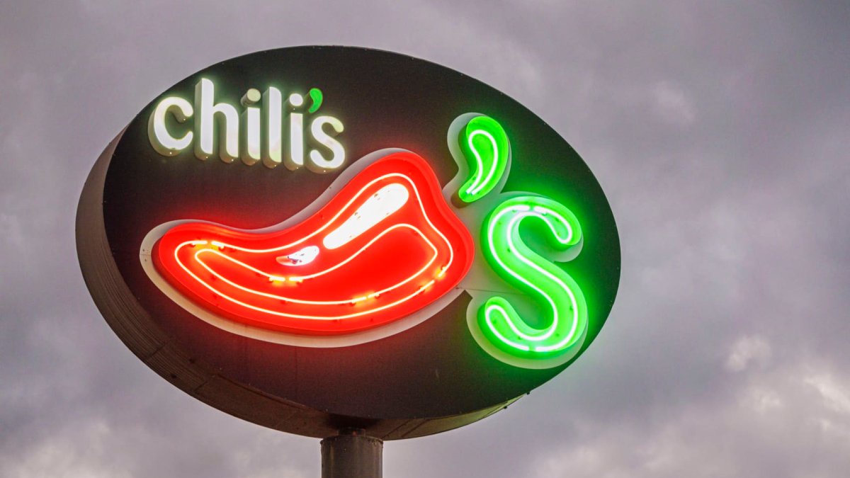 Chili throws subtle shade at popular suburban Chicago steakhouse over &lsquo;dress code