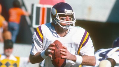 Former Vikings Pro Bowl QB announces he has dementia