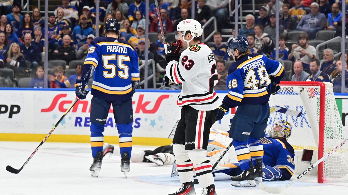 10 observations Blackhawks blow multigoal lead, fall to Blues in