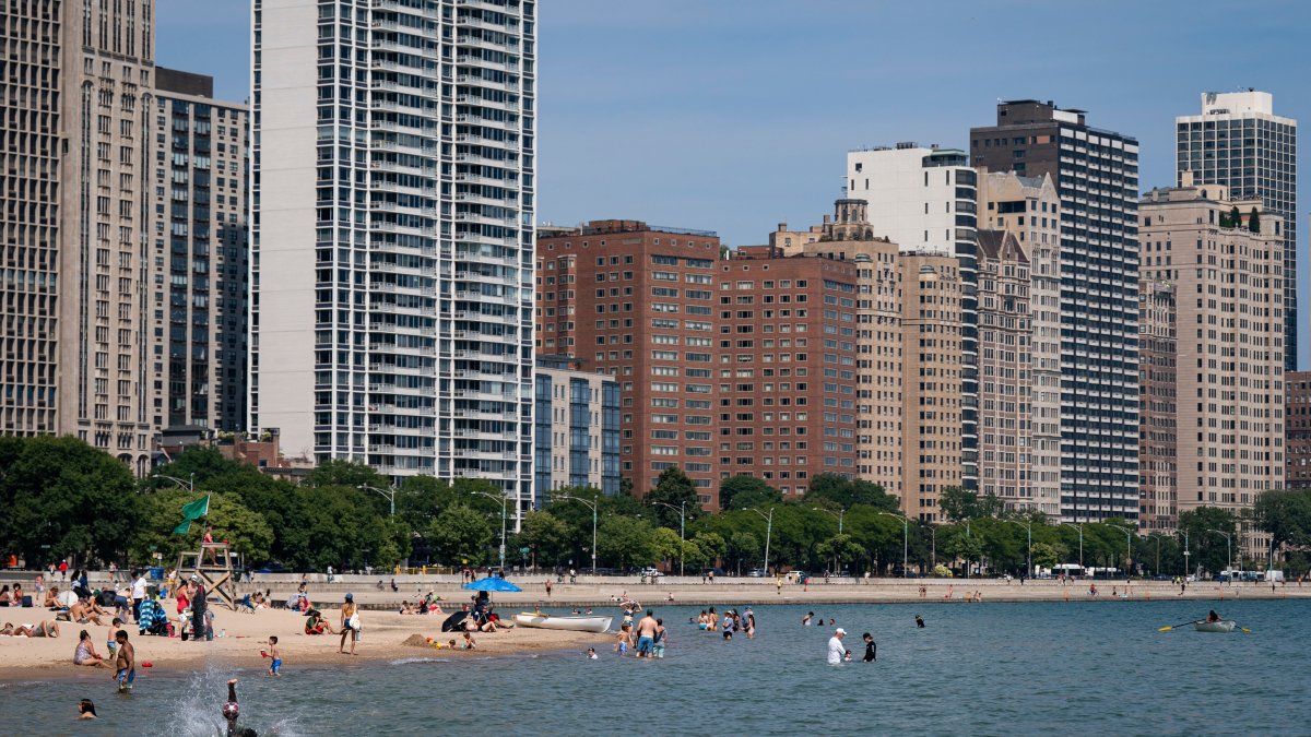 Man dies after being pulled from Lake Michigan in Chicagos Lakeview