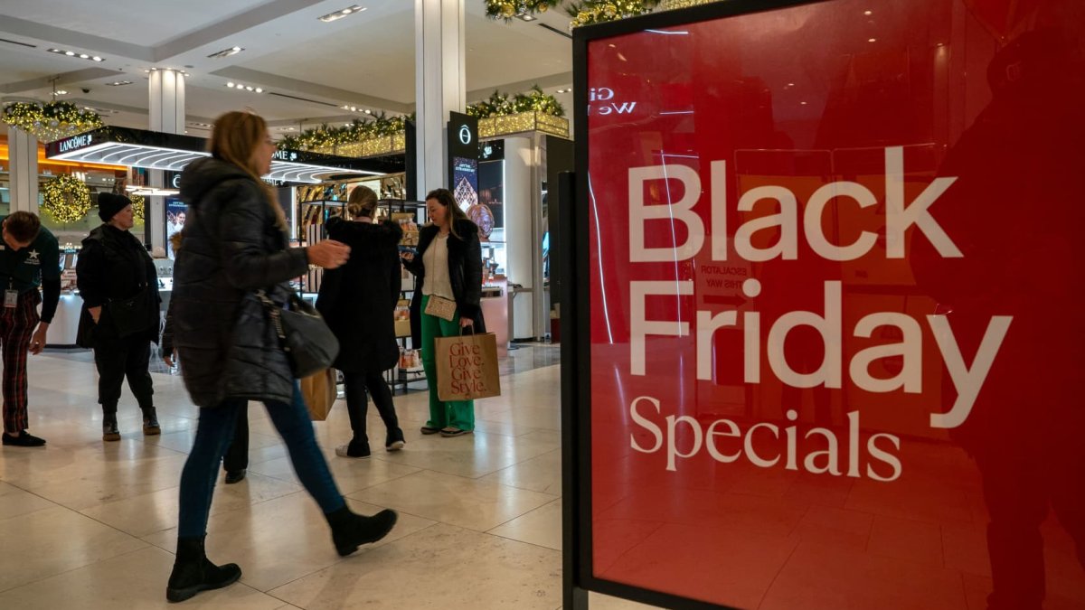 Roads closed, drivers urged to avoid area around suburban mall amid Black Friday traffic
