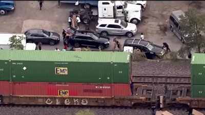 Trains halted on Metra line due to groups stealing from freight trains, agency says