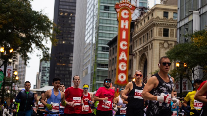 Corredores compiten durante el Maratón de Chicago en el centro de Chicago el 8 de octubre de 2023. El keniano Kelvin Kiptum, de 23 años, ganó el domingo el Maratón de Chicago en un tiempo récord mundial de dos horas y 35 segundos. (Foto de Vincent D. Johnson/Xinhua vía Getty Images)