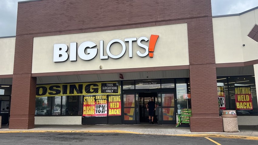 Carle Place, Nueva York: La tienda Big Lots en Carle Place, Nueva York, el 23 de julio de 2024. Este local es uno de los de Big Lots que va a cerrar. (Foto de Howard Schnapp/Newsday RM vía Getty Images)