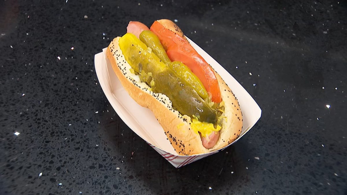 Evanston hot dog shop inducted into Vienna Beef Hot Dog Hall of Fame ...