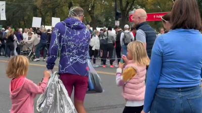 NBC 5 Investigates reporter gets ‘silly' family greeting after Chicago Marathon