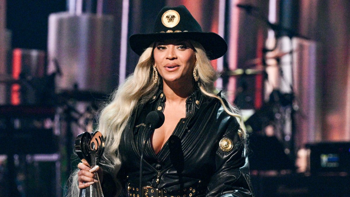 Beyoncé dresses as Pamela Anderson in surprise ‘Bodyguard’ music video ...
