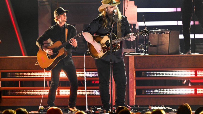 NASHVILLE, TENNESSEE – NOVEMBER 20: EDITORIAL USE ONLY Chris Stapleton performs onstage during The 58th Annual CMA Awards at Bridgestone Arena on November 20, 2024 in Nashville, Tennessee (Photo by Astrida Valigorsky/WireImage)