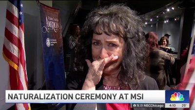 Naturalization ceremony held for new US citizens at Museum of Science & Industry