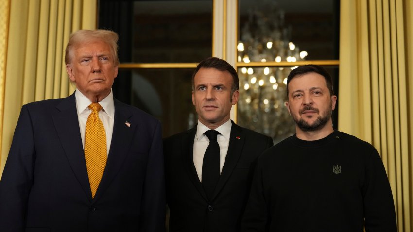 French President Emmanuel Macron, center, poses with President-elect Donald Trump, left, and Ukraine's President Volodymyr Zelenskyy