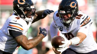 SANTA CLARA, CALIFORNIA – DECEMBER 08: Caleb Williams #18 of the Chicago Bears fakes the hand off to D’Andre Swift #4 during the first quarter against the San Francisco 49ers at Levi’s Stadium on December 08, 2024 in Santa Clara, California. (Photo by Thearon W. Henderson/Getty Images)