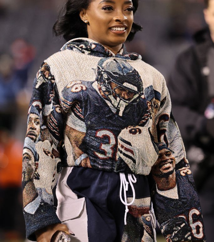 Simone Football Photo: Simone Biles breaks out epic outfit for Bears vs. Seahawks – NBC ...