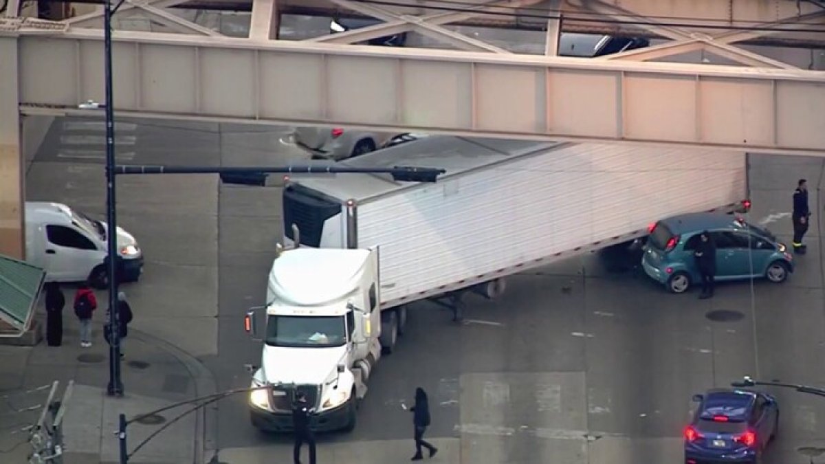 Crash involving semi-truck closes Cicero Avenue in both directions on Chicagos West Side