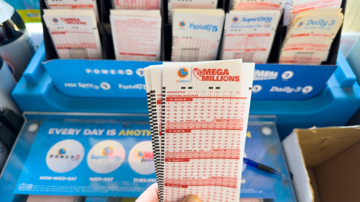 Lottery player wins $1M on Mega Millions ticket sold at Chicago grocery store